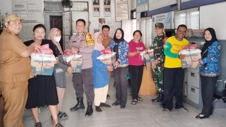 Bhabinkamtibmas Kelurahan Tambun Nabolon AIPTU Jonson Hutahuruk menghadiri pemberian bantuan sembako kepada petugas kebersihan