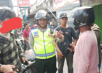Tim Penggal jalan dipimpin Kanit Regident Sat Lantas IPTU Elon Sitinjak SH saat cek TKP laporan keributan depan RM Panorama