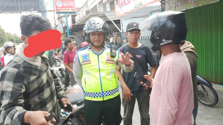Tim Penggal jalan dipimpin Kanit Regident Sat Lantas IPTU Elon Sitinjak SH saat cek TKP laporan keributan depan RM Panorama