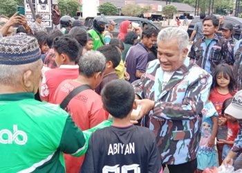 Ketua DPD IPK Kota Pematangsiantar Rony Jou Simbolon saat bagikan takjil kepada masyarakat