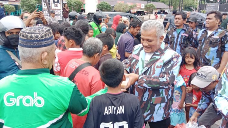 Ketua DPD IPK Kota Pematangsiantar Rony Jou Simbolon saat bagikan takjil kepada masyarakat