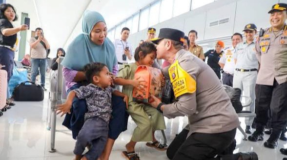 Wakapolda Sumut, Brigjen Pol Sonny Irawan meninjau langsung pelayanan di Stasiun Kereta Api Medan (Foto Ist)