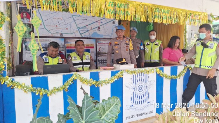 Kasi Propam Polres Pematangsiantar AKP Henri Palona Bangun, S.H didampingi Kanit Provos IPDA Sunandar beserta personil pengecekan personil di Pos Pam IV