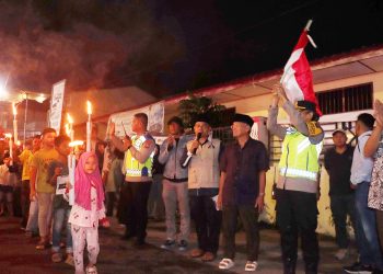 Kapolres Pematangsiantar AKBP Sah Udur T.M. Sitinjak SH. SIK. MH pimpin pelepasan Pawai Obor Takbir Keliling Malam Idul Fitri 1447 H Remaja Mesjid Raya