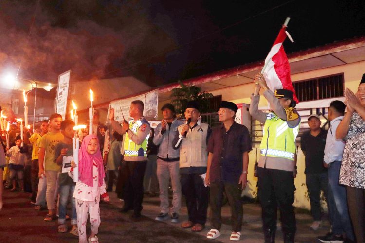 Kapolres Pematangsiantar AKBP Sah Udur T.M. Sitinjak SH. SIK. MH pimpin pelepasan Pawai Obor Takbir Keliling Malam Idul Fitri 1447 H Remaja Mesjid Raya