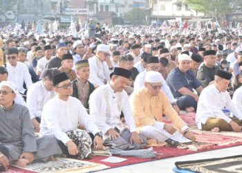 Wali Kota Tanjungbalai Mahyaruddin Salim dan Wakil Wali Kota Muhammad Fadly Abdina bersama ribuan warga saat Sholat Ied di Alun Alun Sultan Abdul Jalil Rahmadsyah