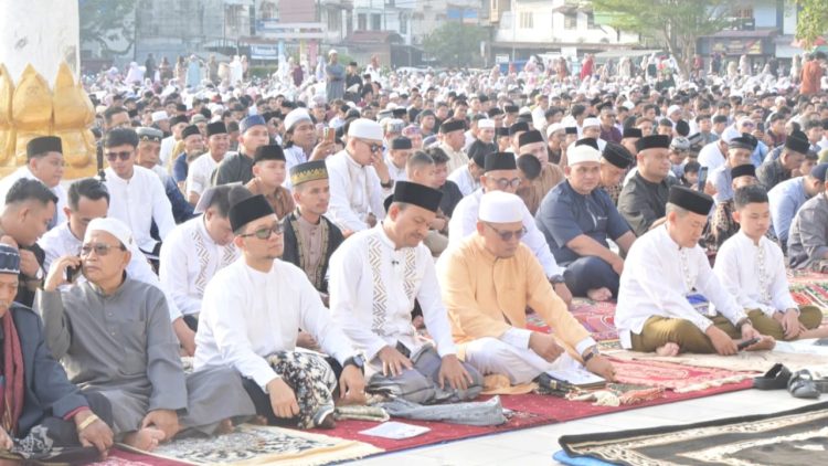 Wali Kota Tanjungbalai Mahyaruddin Salim dan Wakil Wali Kota Muhammad Fadly Abdina bersama ribuan warga saat Sholat Ied di Alun Alun Sultan Abdul Jalil Rahmadsyah