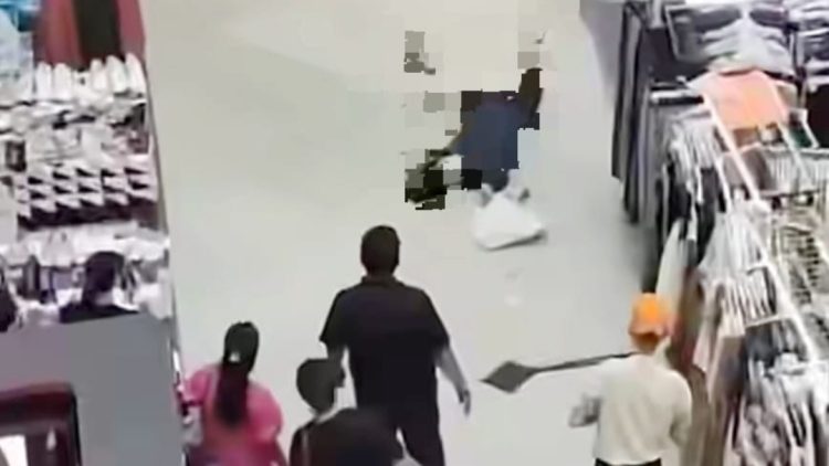 Area pusat perbelanjaan Plaza Medan Fair, Jalan Gatot Subroto, Sekip, Medan Petisah, Kota Medan mendadak digemparkan dugaan seorang wanita terjatuh. (Foto Ist)