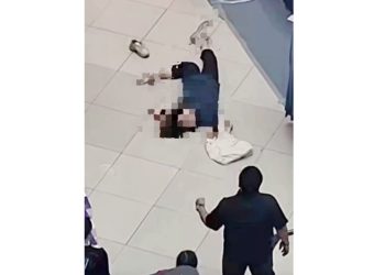 Wanita diduga bunuh diri melompat dari Lantai 4 Plaza Medan hingga tergeletak di lantai dasar. (Foto Ist)
