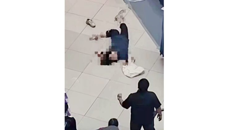 Wanita diduga bunuh diri melompat dari Lantai 4 Plaza Medan hingga tergeletak di lantai dasar. (Foto Ist)