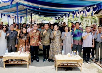 Wali Kota Pematangsiantar Wesly Silalahi SH MKn didampingi Ketua TP PKK Ny Liswati Wesly Silalahi menghadiri Partangiangan Syukuran Bona Taon Keluarga Besar Pomparan Op Baris Tampubolon.