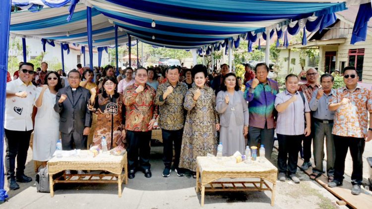Wali Kota Pematangsiantar Wesly Silalahi SH MKn didampingi Ketua TP PKK Ny Liswati Wesly Silalahi menghadiri Partangiangan Syukuran Bona Taon Keluarga Besar Pomparan Op Baris Tampubolon.