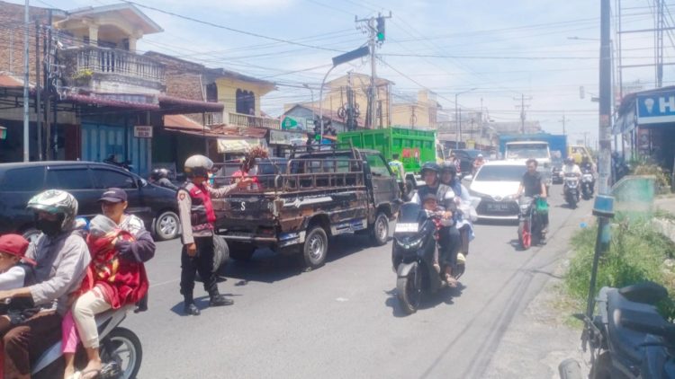 Tim Pencet Sat Samapta sigap bantu mobil pemudik rusak dan Gatur Lalin