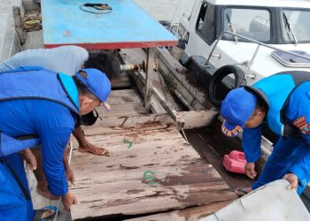 Personil Sat Polairud Polres Tanjungbalai Periksa Kapal Nelayan