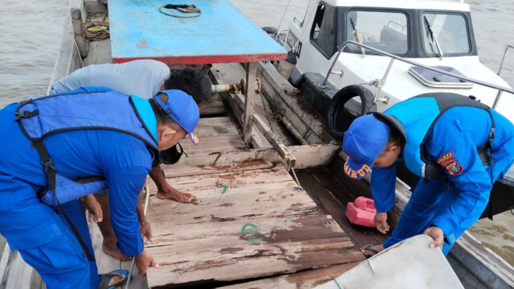 Personil Sat Polairud Polres Tanjungbalai Periksa Kapal Nelayan