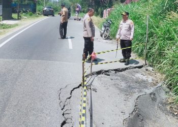 Kapolres Simalungun AKBP Marganda Aritonang, S.I.K. S.H. M.M Tinjau Jalan Lintas Saribu Dolok Amblas Separuh Badan Jalan