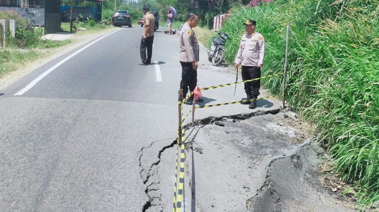 Kapolres Simalungun AKBP Marganda Aritonang, S.I.K. S.H. M.M Tinjau Jalan Lintas Saribu Dolok Amblas Separuh Badan Jalan