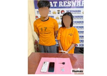 Kedua terangan, RA alias Andry dan A alias Nia beserta barang bukti saat diamankan di Sat Resnarkoba Polres Tanjungbalai