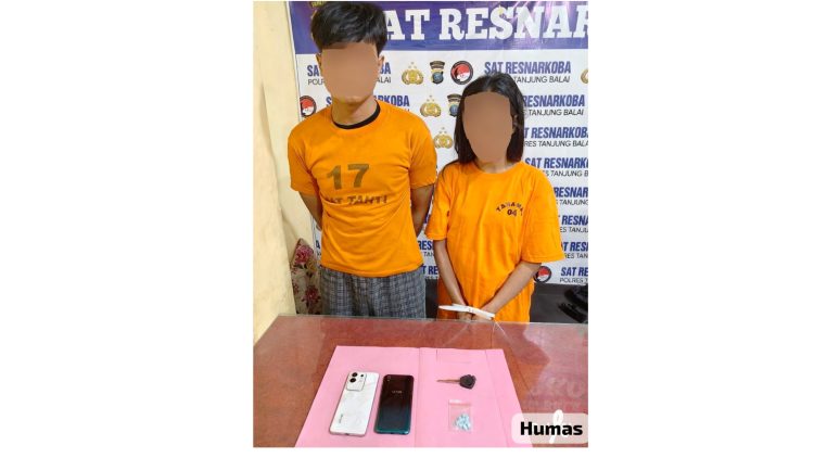 Kedua terangan, RA alias Andry dan A alias Nia beserta barang bukti saat diamankan di Sat Resnarkoba Polres Tanjungbalai
