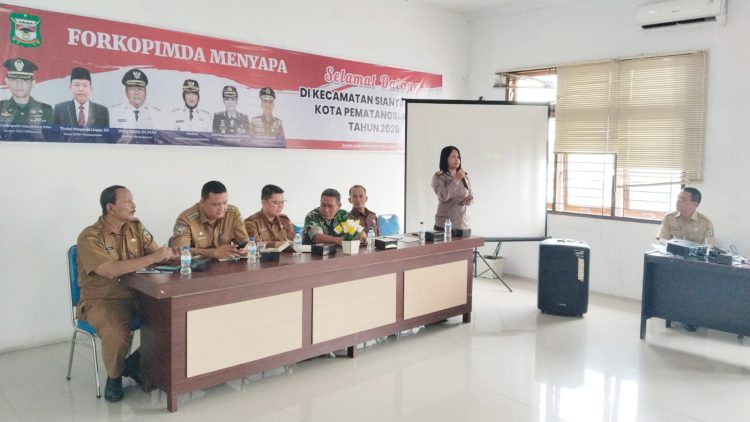 Kapolsek Siantar Utara AKP Jahrona Sinaga SH mewakili Kapolres Pematangsiantar AKBP Sah Udur T.M. Sitinjak SH. SIK. MH menghadiri kegiatan Forkopimda Menyapa Kecamatan Siantar Utara