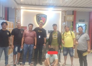 Pelaku IT alias Tajas saat dijemput Kanit Jatanras Sat Reskrim IPDA Revanto Barasa SH dan Tim di Polrestabes Medan