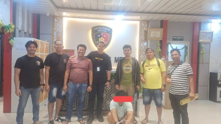 Pelaku IT alias Tajas saat dijemput Kanit Jatanras Sat Reskrim IPDA Revanto Barasa SH dan Tim di Polrestabes Medan