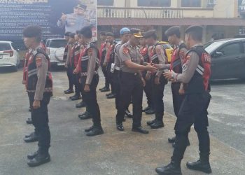 Kabag Ops Kompol Ilham Harahap saat menyalami personil BKO Dit Samapta Polda Sumut usai apel pemberangkatan