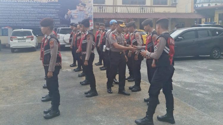 Kabag Ops Kompol Ilham Harahap saat menyalami personil BKO Dit Samapta Polda Sumut usai apel pemberangkatan