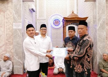 Wali Kota Tanjungbalai Mahyaruddin Salim, Wakil Wali Kota Muhammad Fadly Abdina Safari Ramadhan di Masjid Hidayatullah Komplek perumahan PNS Kelurahan Sei Raja