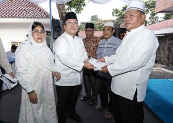 Wali Kota Pematangsiantar Wesly Silalahi SH MKn menyerahkan tali asih dan santunan kepada jamaah masjid, pengurus BKM, dan para ustadz di acara Ramadhan Berbagi Perumda Air Minum Tirta Uli Pematangsiantar