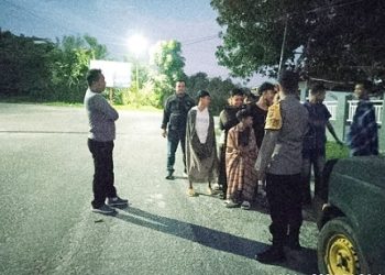 Personil piket Polsek Siantar Martoba dipimpin Kanit Intelkam IPDA Leo A. Tambunan SH saat patroli Asmara Subuh di Terminal Tanjung Pinggir