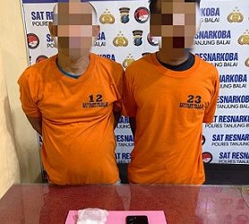 Kedua tersangka SN alias Ipul dan RK alias Lana beserta barang bukti