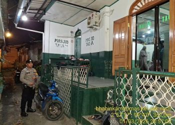 piket Bhabinkamtibmas AIPTU Herry Tarigan dan AIPTU Eko Silalahi melaksanakan Sholat Tarawih di Mesjid Taqwa Jalan Pematang