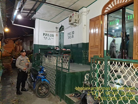 piket Bhabinkamtibmas AIPTU Herry Tarigan dan AIPTU Eko Silalahi melaksanakan Sholat Tarawih di Mesjid Taqwa Jalan Pematang