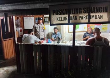 Piket Bhabinkamtibmas AIPDA Okto S dan AIPDA G. Sinaga melaksanakan Saling (Sapa Poskamling) di Pos Kamling Senangin