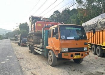 Dua ekskavator yang diamankan Polda Sumut untuk aktivitas tambang emas tanpa iizn di Madina. (Foto Ist)