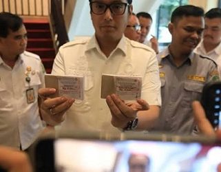 Wali Kota Medan Rico Waas saat mengumumkan penurunan tarif parkir dengan menunjukan karcis parkir. (Foto Ist)