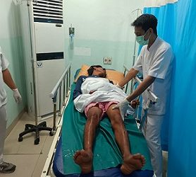 Korban tabrakan yang mengalami luka mendapatkan perawatan medis
