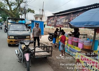Bhabinkamtibmas AIPTU J. Hutahuruk, AIPDA A. Malik dan AIPDA A. Simatupang melaksanakan patroli dan monitoring tempat penjualan takjil