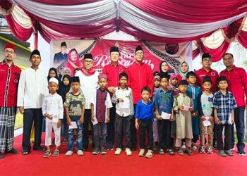 Ketua DPC PDI Perjuangan Kota Medan, Hasyim SE dan jajaran pengurus saat buka puasa bersama masyarakat di Masjid Al-Munawwaroh, Jalan Madong Lubis simpang Jalan Angsa, Kecamatan Medan Timur (Foto Ist)