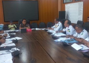 Ketua Komisi 4 Paul Mei Anton Simanjuntak dan jajaran saat menggelar rapat dengar pendapat (RDP) dengan pohak Dishub yang dihadiri Plt Kadis Perhubungan Kota Medan, Suriono. (Foto Ist)