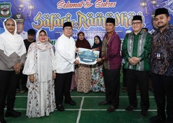 Wali Kota Pematangsiantar Wesly Silalahi SH MKn didampingi Kapolres Pematangsiantar AKBP Sah Udur T.M. Sitinjak SH. SIK. MH dan Ketua TP PKK Kota Pematangsiantar Ny Liswati Wesly Silalahi  menyerahkan dana hibah Pemerintah Kota (Pemko) Pematangsiantar kepada Masjid Taqwa Muhammadiyah 