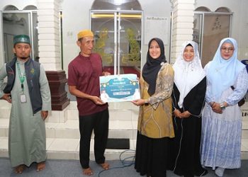 Wakil Wali Kota Pematangsiantar Herlina saat serahkan dana hibah kepada BKM Masjid Al Musyawarah.