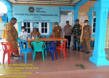 Bhabinkamtibmas Kelurahan Parhorasan Nauli AIPDA P. Butar Butar melaksanakan sambang kamtibmas di dapur Satuan Pelayanan Pemunuhan Gizi (SPPG) Mekar Nauli Jalan Mangga