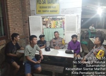anit Intelkam IPDA Edison Sitohang bersama piket Bhabinkamtibmas AIPDA Erik Marbun, AIPDA P. Butar Butar dan AIPDA A Manurung melaksanakan Saling (Sapa Siskamling) di Pos Kamling Jalan Durian