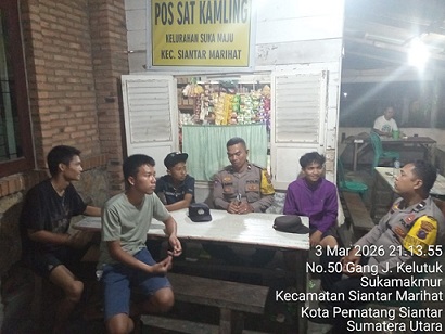 anit Intelkam IPDA Edison Sitohang bersama piket Bhabinkamtibmas AIPDA Erik Marbun, AIPDA P. Butar Butar dan AIPDA A Manurung melaksanakan Saling (Sapa Siskamling) di Pos Kamling Jalan Durian