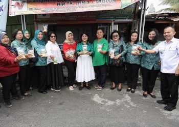 Ketua TP PKK Kota Pematangsiantar Ny Liswati Wesly Silalahi berkeliling mengunjungi empat lokasi UMKM di Kecamatan Siantar Timur