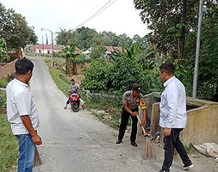 Bhabinkamtibmas AIPDA Adilman Manalu mengikuti kegiatan gotong royong atau kurvei bersama di jalan Nembos