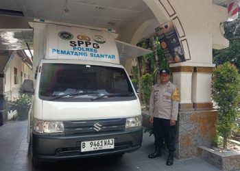 Bhabinkamtibmas Kelurahan Pardomuan AIPDA Hardi N. Silalahi melaksanakan monitoring distribusi Makanan Bergizi Gratis (MBG) di SMP Negeri 1