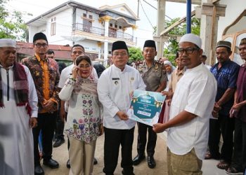 Wali Kota Wesly Silalahi SH MKn dan Wakapolres Pematangsiantar Kompol Budiono Saputro SH. MH Safari Ramadhan Pemko Pematangsiantar di Masjid Amaliyah di Jalan Gurilla